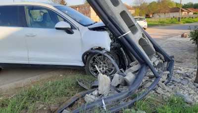 Daruval emelt&eacute;k le az oszlopot a kocsir&oacute;l