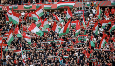 Gy&aacute;sz Mezey Gy&ouml;rgy eml&eacute;k&eacute;re fekete karszalagban l&eacute;p p&aacute;ly&aacute;ra a v&aacute;logatott szombaton