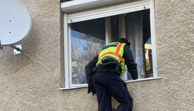 Ablakon kereszt&uuml;l mentettek &eacute;letet a mezők&ouml;vesdi rendőr&ouml;k