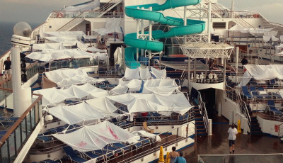 Teljes k&aacute;osz: R&eacute;m&aacute;lom az &uuml;d&uuml;lőhaj&oacute;n - &Uacute;j dokumentumfilm a Netflixen