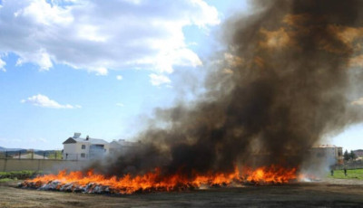 Egy teljes t&ouml;r&ouml;k kisv&aacute;ros akarat&aacute;n k&iacute;v&uuml;l t&eacute;pett be a rendőrs&eacute;g &aacute;ltal el&eacute;getett 20 tonna fűtől