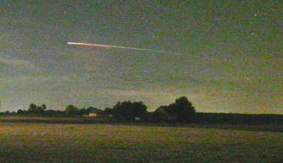 Űrszem&eacute;t vil&aacute;g&iacute;totta be az &eacute;jszakai eget - VIDE&Oacute;