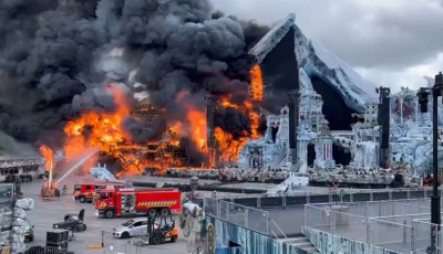 L&aacute;ngba borult a Tomorrowland nagysz&iacute;npada &ndash; dr&aacute;mai k&eacute;psorok a helysz&iacute;nről