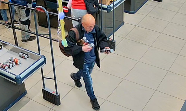 Lopott bankk&aacute;rty&aacute;val v&aacute;s&aacute;rolt Miskolcon, keresi a rendőrs&eacute;g - Felismered?