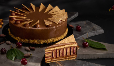 Ez lett a 2025-&ouml;s Magyarorsz&aacute;g tort&aacute;ja - Meggyp&aacute;linka &eacute;s ropog&oacute;s karamell is ker&uuml;lt az idei &eacute;dess&eacute;g-csod&aacute;ba