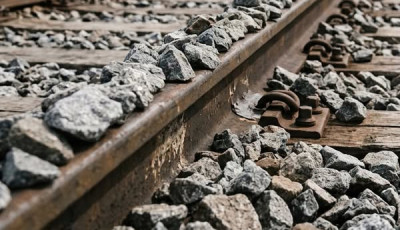 K&ouml;veket tettek a s&iacute;nekre az ongai vas&uacute;t&aacute;llom&aacute;son, keresi őket a rendőrs&eacute;g