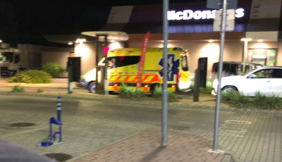 Felnyomt&aacute;k a mentős&ouml;ket ami&eacute;rt a McDriveban v&aacute;rakoztak, csattan&oacute;s v&aacute;laszt adott az OMSZ