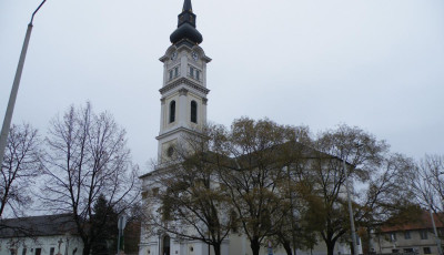 Vajon mit &aacute;rtott neki? Vontat&oacute;val rong&aacute;lta meg a mezők&ouml;vesdi templom l&eacute;pcsősor&aacute;t