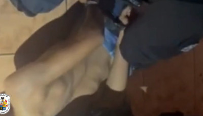 Csak a szoki - Meg&uuml;t&ouml;tte, megr&uacute;gta, majd kit&eacute;pte az idős n&eacute;ni kez&eacute;ből a t&aacute;sk&aacute;j&aacute;t - VIDE&Oacute;