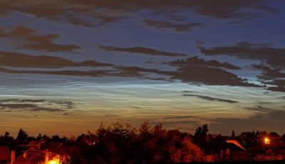 Ism&eacute;t megjelentek az &eacute;jszakai vil&aacute;g&iacute;t&oacute; felhők az &eacute;szaki &eacute;gbolton