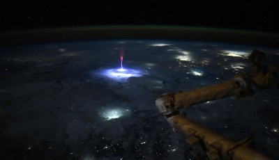 Űrből fot&oacute;zott v&ouml;r&ouml;s lid&eacute;rc: k&uuml;l&ouml;nleges jelens&eacute;get kapott lencsev&eacute;gre az ISS egyik asztronaut&aacute;ja