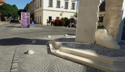 Elt&eacute;vedt kamionos rong&aacute;lta meg a Milleniumi eml&eacute;kmű talapzat&aacute;t