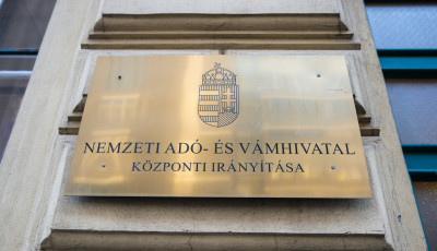 Kamu NAV-&uuml;zenetek terjednek - 102 ezer forintot &iacute;g&eacute;rnek a csal&oacute;k
