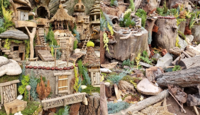 P&eacute;ntekre k&eacute;sz&uuml;lt el, vas&aacute;rnapra sz&eacute;tvert&eacute;k a budakal&aacute;szi Man&oacute;falv&aacute;t