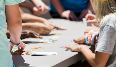 Magyar Narancs: Eltilt&aacute;sa ut&aacute;n is gyerekeket t&aacute;boroztatott a pedofil pap Magyarorsz&aacute;gon