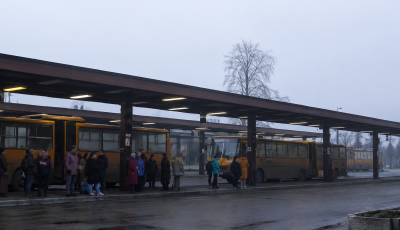 Ok n&eacute;lk&uuml;l t&aacute;madt a s&aacute;rospataki busz p&aacute;lyaudvaron - &uuml;t&ouml;tt, majd k&eacute;ssel fenyegetőz&ouml;tt
