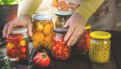 A palackok ut&aacute;n j&ouml;het a befőttes&uuml;veg visszav&aacute;lt&aacute;s