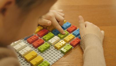 L&aacute;t&aacute;ss&eacute;r&uuml;lt gyermekeknek k&eacute;sz&iacute;tett kock&aacute;kat a Lego