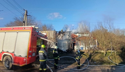 Kigyulladt egy csal&aacute;di h&aacute;z vas&aacute;rnap d&eacute;lut&aacute;n Miskolcon