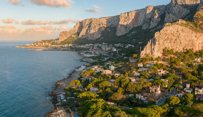 Egy tengerparti olasz v&aacute;roska egy eur&oacute;&eacute;rt k&iacute;n&aacute;l nyaral&aacute;st