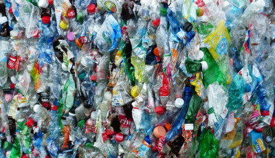 A lecsavarhatatlan kupakok ut&aacute;n bevezetik a s&ouml;t&eacute;t sz&iacute;nű palackokat