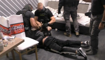 Lecsaptak az &oacute;zdi k&aacute;bszer d&iacute;lerre, t&ouml;bb mint 14 milli&oacute;nyi drog piacra ker&uuml;l&eacute;s&eacute;t akad&aacute;lyozt&aacute;k meg - VIDE&Oacute;