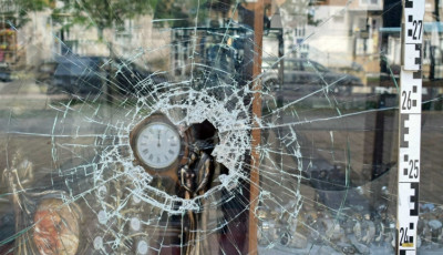 Tetten &eacute;rt&eacute;k a pressz&oacute;ba bet&ouml;rő f&eacute;rfit de elengedt&eacute;k, p&aacute;r &oacute;ra m&uacute;lva m&aacute;r egy &eacute;kszer&uuml;zlet kirakat&aacute;t t&ouml;rte be