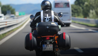 Nem tudott előzni a motoros a Balatonn&aacute;l, ez&eacute;rt pof&aacute;n verte az aut&oacute;st