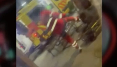 Fejber&uacute;gta a mentős a hord&aacute;gyon fekvő f&eacute;rfit - VIDE&Oacute;