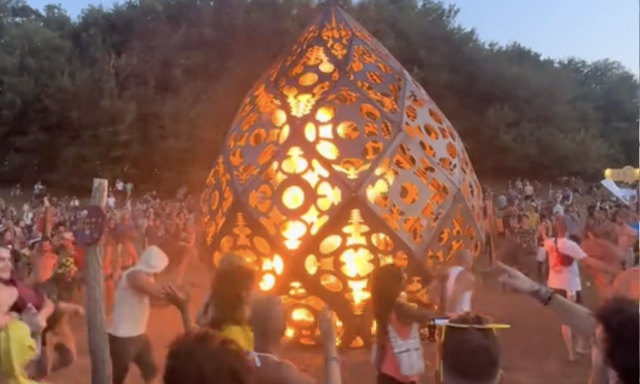 Ketrecbe z&aacute;rt&aacute;k a t&aacute;bort&uuml;zet az Ozora Fesztiv&aacute;lon, miut&aacute;n tavaly valaki beleugrott &eacute;s meghalt - VIDE&Oacute;