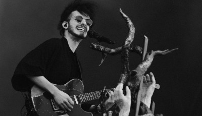 Hivatalos, Azahriah hossz&uacute; kihagy&aacute;s ut&aacute;n ism&eacute;t koncertezik