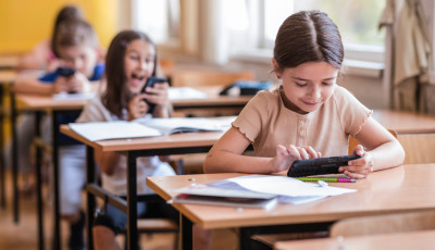 T&ouml;bbet besz&eacute;lgetnek a di&aacute;kok az iskol&aacute;kban a mobiltilalom &oacute;ta