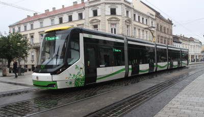 Szat&iacute;r Miskolcon - A villamoson vette elő a micsod&aacute;j&aacute;t