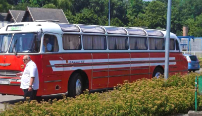 Retr&oacute; buszokkal p&oacute;tolt&aacute;k a balatoni vonatokat h&eacute;tv&eacute;g&eacute;n &ndash; nem mindenki &ouml;r&uuml;lt a nosztalgi&aacute;nak