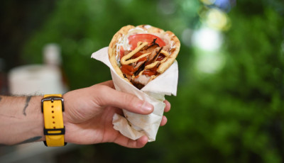 A nagy gyrosrabl&aacute;s - K&eacute;ssel k&ouml;veteltek egy fi&uacute;t&oacute;l egy gyrost Miskolcon