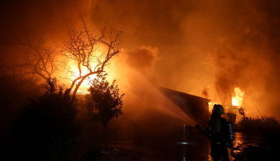 Gar&aacute;zs &eacute;gett M&aacute;lyiban, t&ouml;bb g&aacute;zpalackot is kihoztak a tűzolt&oacute;k