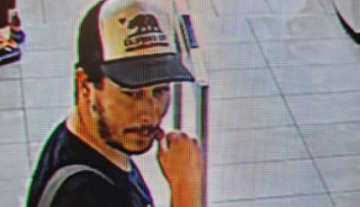 FELH&Iacute;V&Aacute;S! Ezt a szat&iacute;rt keresik a miskolci rendőr&ouml;k, buszon mutogatta a micsod&aacute;j&aacute;t