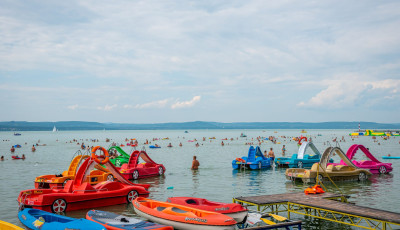 Balatoni strandk&ouml;rk&eacute;p: nagyot dr&aacute;gultak a jegy&aacute;rak a Balaton k&ouml;r&uuml;l