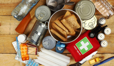 K&eacute;sz&uuml;lj&uuml;nk fel a legrosszabbra, &uuml;zeni az EU - Ezt tartalmazza a 72 &oacute;r&aacute;ra elegendő t&uacute;l&eacute;lő csomag