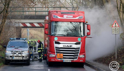 Vas&uacute;ti h&iacute;d al&aacute; szorult egy s&oacute;savat sz&aacute;ll&iacute;t&oacute; kamion Miskolcon