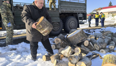 Borsodban is folytat&oacute;dik az ingyenes tűzifa kioszt&aacute;sa a r&aacute;szorul&oacute;knak