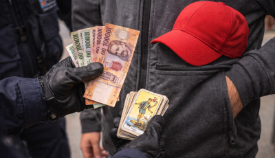 A saj&aacute;t j&ouml;vőj&eacute;t nem tudta: 12 perc alatt bukott le egy k&aacute;rtyaj&oacute;s bűn&ouml;ző Kazincbarcik&aacute;n